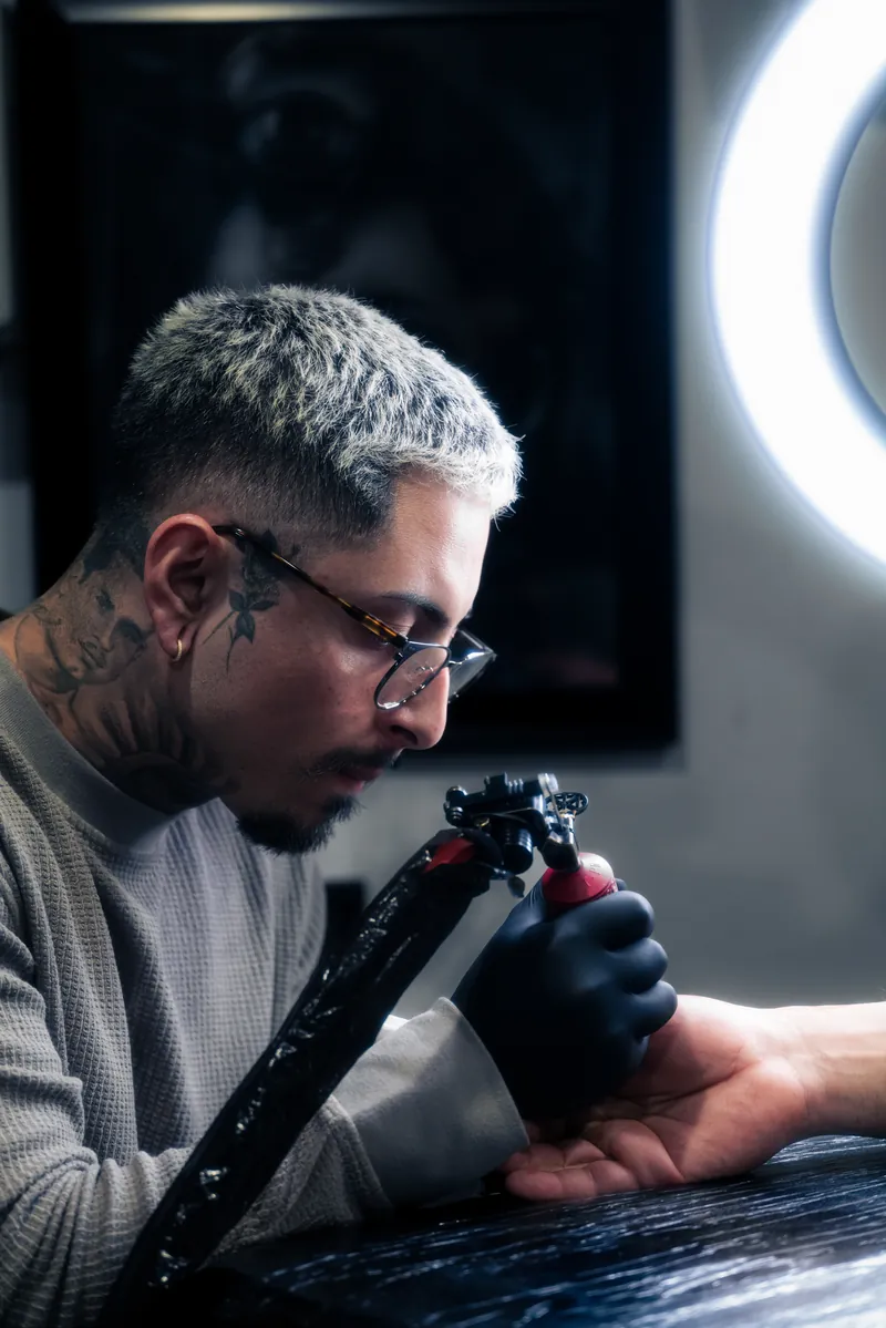 Saul tattooing a client's hand